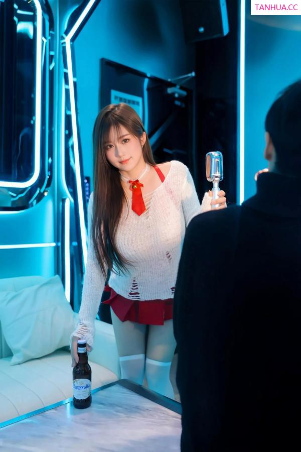   [XiuRen]高清写真图 2025.06.26 No.10470 小肉肉咪 红色短裙第3张图片